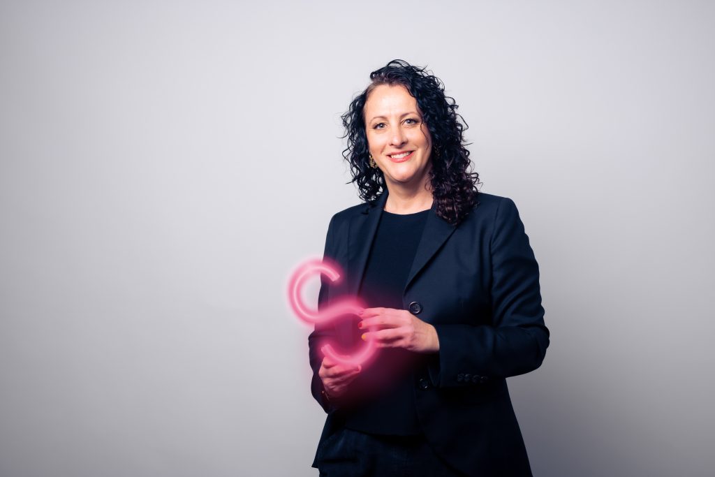 Imagen de Sara escuchando y tomando notas de lo que necesita su cliente.